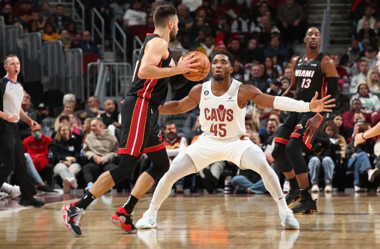 库里先以传 库里先以传